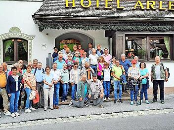 Die Mitglieder des Pressecker Frankenwaldvereins vor dem Hotel Arlberg in St. Anton