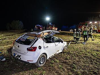 Auto kommt von Stra&szlig;e ab: Vier Schwerverletzte im Kreis Lichtenfels
