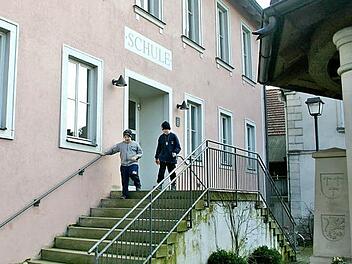 Für die Nutzung der Schule in Neubrunn wird ab 1. September wieder Miete fällig. Den Schülern dürfte es egal sein. Archivfoto: Ralf Kestel
