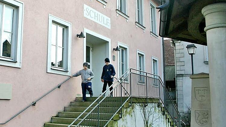 Für die Nutzung der Schule in Neubrunn wird ab 1. September wieder Miete fällig. Den Schülern dürfte es egal sein. Archivfoto: Ralf Kestel