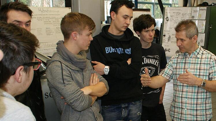 Die elektrische Maschine macht aus einem Verbrennungs- ein Hybridfahrzeug. An der Heinrich-Thein-Berufsschule können die Azubis ihrer Funktionsweise jetzt besser auf den Grund gehen. Foto: sw