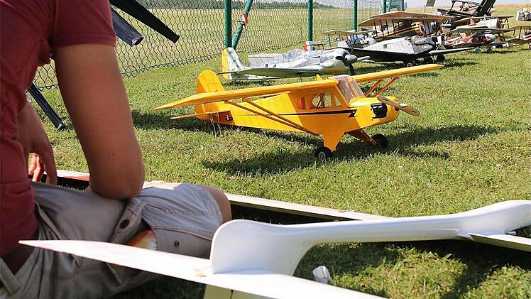 Kleinmaschinen der "Franken-Deifel", eine lose Gemeinschaft von Modellpiloten aus Unterfranken.