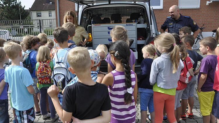 Hier werfen die Kinder einen Blick in ein Einsatzfahrzeug. Foto: Maria Leicht