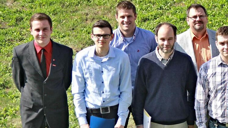 Im "grünen Bereich" sind nach ihrer Ausbildung diese Berufsanfänger von FTE (vordere Reihe). Unser Bild zeigt sie mit Vertretern der Firma.