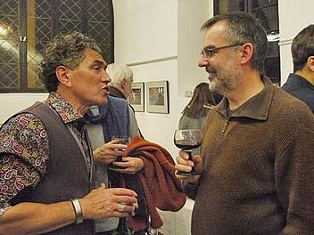 Cella Seven (l.) erläuterte bei der Ausstellungseröffnung, war er in Schwarz-Weiß fotografierte (Foto unten). Das Porträt eines alten Manns löst Rätselraten aus: Anatolier oder Franke? Fotos: Pauline Lindner