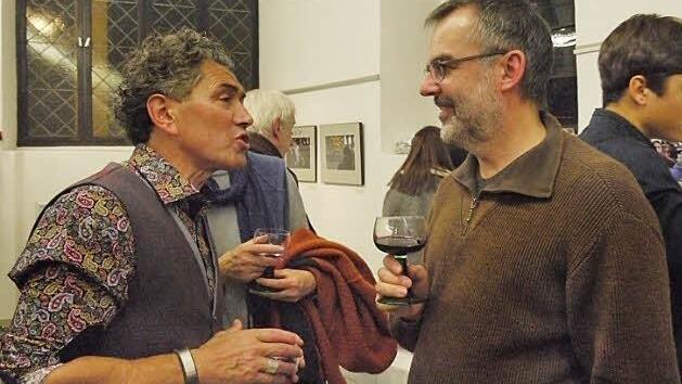 Cella Seven (l.) erläuterte bei der Ausstellungseröffnung, war er in Schwarz-Weiß fotografierte (Foto unten). Das Porträt eines alten Manns löst Rätselraten aus: Anatolier oder Franke? Fotos: Pauline Lindner
