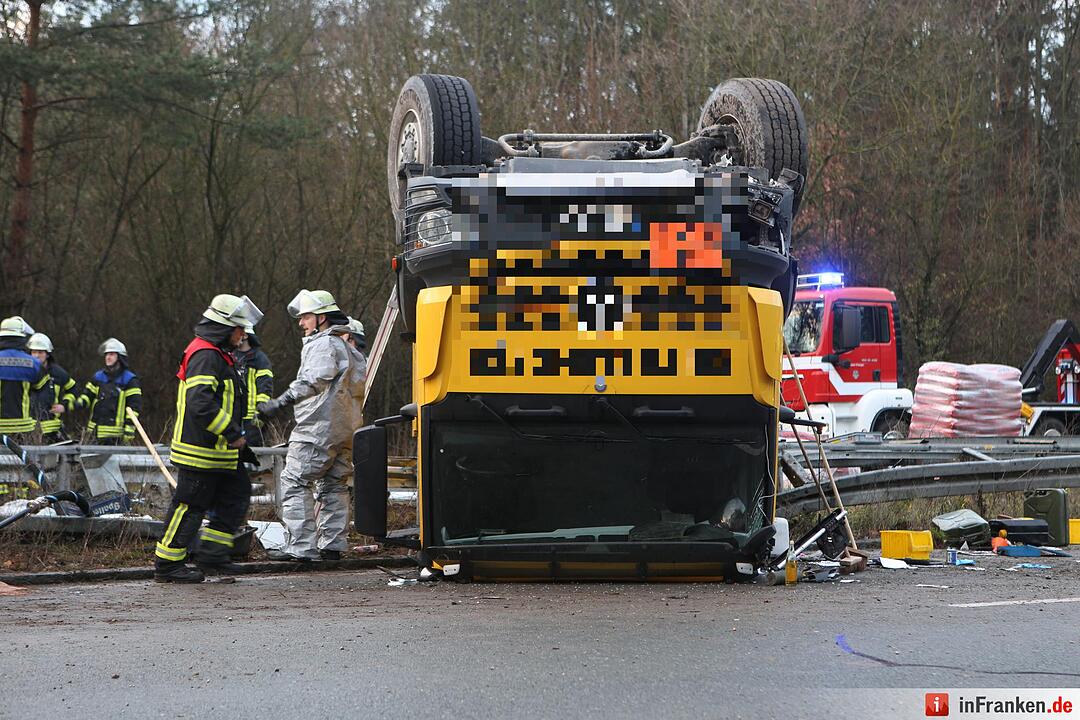 Erlangen: Tanklaster kippt um