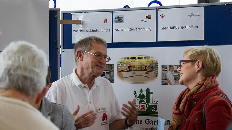 Bernd Köber von der Apotheke "Am Krankenhaus" Haßfurt tauscht sich mit MdB Sabine Dittmar aus
