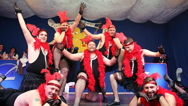 Das Männerballett (von links): Maxi Neeb, Marc Schmidt, Martin Mittag, Markus Brehm, Thomas Büchner, Beni Herold und Sascha Bachmann Foto: Bettina Knauth