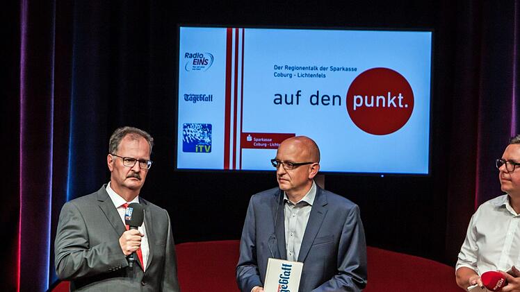 Reges Publikumsinteresse verzeichnete der Regionentalk am Mittwoch im bestens besuchten Coburger Kongresshaus. Die acht Direktkandidaten für die Landtagswahl stellten sich kritischen Fragen. Moderiert wurde der Abend von  den Redaktionsleitern Oliver Schmidt (Coburger Tageblatt) und Thomas Apfel (Radio Eins).Foto: Jochen Berger