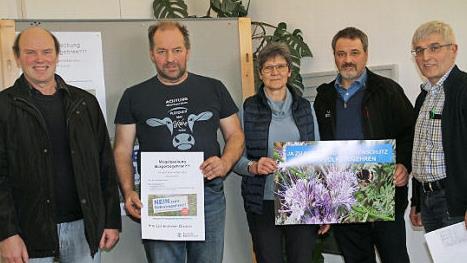 Lehnen das Volksbegehren ab (von links): Georg Zahn aus Unnersdorf, Lothar Teuchgräber, Kreisbäuerin Marion Warmuth, Kreisobmann Michael Bienlein und BBV-Geschäftsführer Hans Rebelein Foto: Gerda Völk