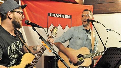 Unter der Franken-Fahne von Queen bis STS: Das "Duo Basalt" (Stefan Pratsch, links, und Benjamin Albrecht).