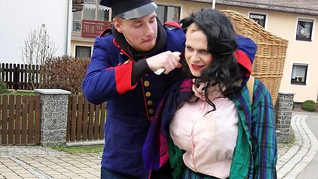 Gendarma Max packt Bettelfraala Noah am Schlafittchen.  Fotos: Heike Sch&uuml;lein