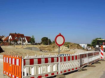 Die Sanierung der Neuenbürger Straße entlang des Baugebietes Nr. 15 und ein Geh- und Radweg werden rund 80 000 Euro kosten.  Foto: Richard Sänger