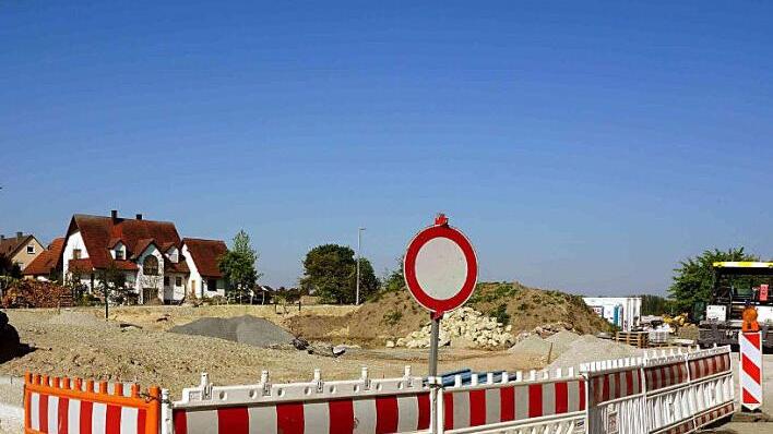 Die Sanierung der Neuenbürger Straße entlang des Baugebietes Nr. 15 und ein Geh- und Radweg werden rund 80 000 Euro kosten.  Foto: Richard Sänger