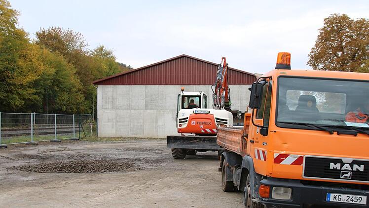 Von den Bauhofmitarbeitern wird derzeit der künftige Parkplatz zwischen Bahnhof und Netto hergerichtet. Foto: Thomas Malz