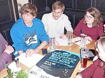 Simon Reitmeier (von links) und Alexander Thorneloe, Marcel Bauer, Anika Büchel, Yannick Yasar und Celine Schlüßler trafen sich für die Planung des bevorstehenden Konzertes.
