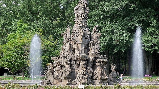 Auf der Pyramide des Hugenottenbrunnens im Schlossgarten Erlangen gibt es zahlreiche Figuren zu entdecken.