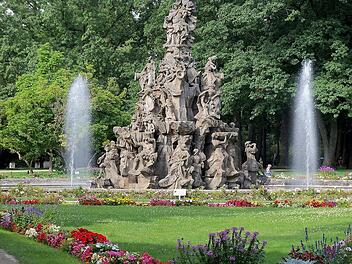 Auf der Pyramide des Hugenottenbrunnens im Schlossgarten Erlangen gibt es zahlreiche Figuren zu entdecken.