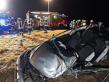 Zu einem schweren Verkehrsunfall kam es am sp&auml;ten Donnerstagabend auf der Staatsstra&szlig;e 2205 in Bad Rodach. Eine 44-j&auml;hrige Frau verlor die Kontrolle &uuml;ber ihr Fahrzeug, &uuml;berschlug sich und prallte gegen einen Baum.