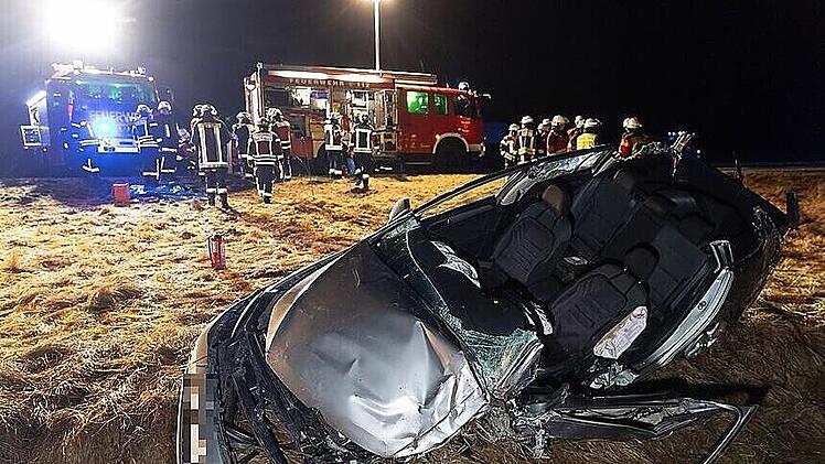 Zu einem schweren Verkehrsunfall kam es am späten Donnerstagabend auf der Staatsstraße 2205 in Bad Rodach. Eine 44-jährige Frau verlor die Kontrolle über ihr Fahrzeug, überschlug sich und prallte gegen einen Baum.