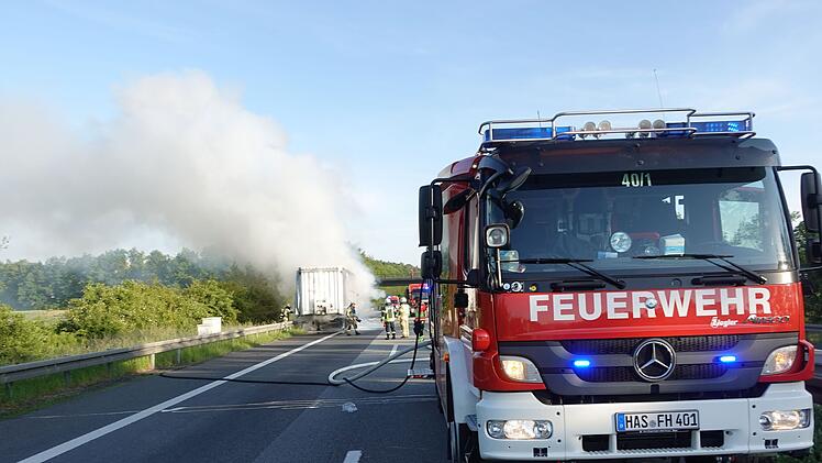 Lkw brennt auf A70 aus - Feuerwehr spricht nach Einsatz Lob aus