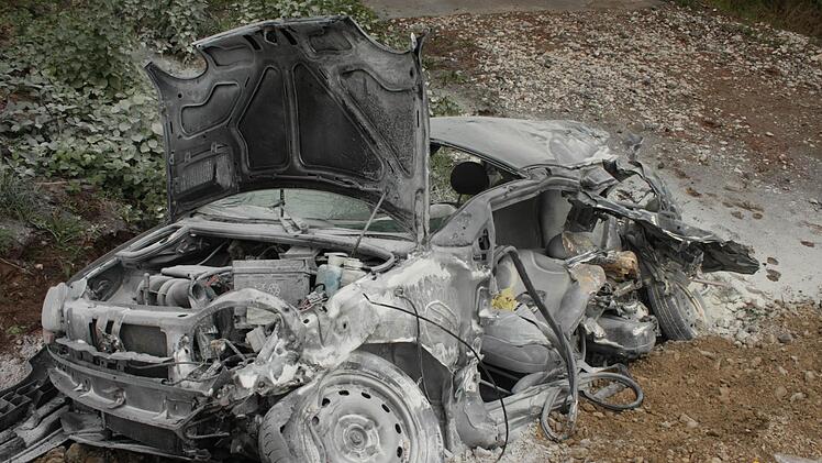 Im ausgebrannten Auto fanden die Beamten Waffe und Beute.  Foto: Andreas Dorsch