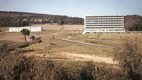 Das Stadt- und Kreiskrankenhaus am Blaicher Hang im Jahr 1960 mit dem Schwesternhaus (links). Das Areal schien riesig zu sein und langfristig genug Erweiterungsmöglichkeiten zu bieten.
