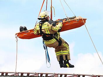 Rettung eines Verunglückten mit der Seilwinde: die Feuerwehr zeigte am Wochenende ihre Einsatzmöglichkeiten.  Fotos: Gerd Schaar