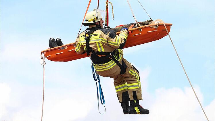 Rettung eines Verunglückten mit der Seilwinde: die Feuerwehr zeigte am Wochenende ihre Einsatzmöglichkeiten.  Fotos: Gerd Schaar