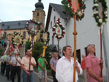 Tausende Menschen pilgerten am Wochenende nach Marienweiher - und nahmen dort an den Heiligen Messen und an der großen Lichterprozession teil. Fotos: Sonja Adam