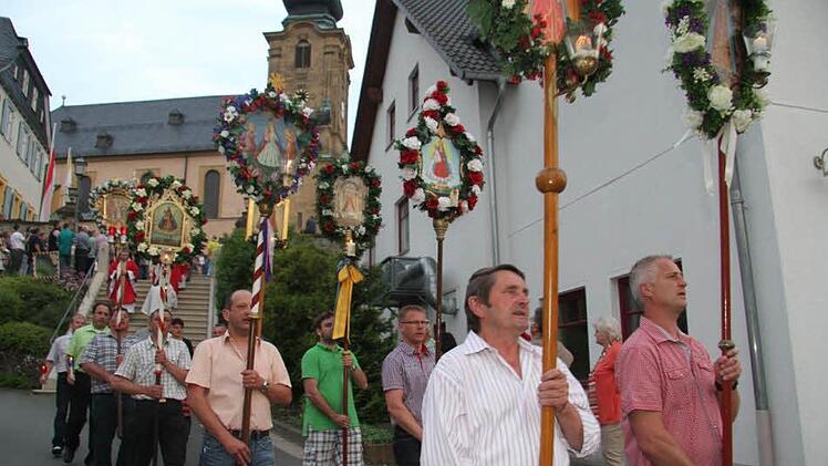 Tausende Menschen pilgerten am Wochenende nach Marienweiher - und nahmen dort an den Heiligen Messen und an der großen Lichterprozession teil. Fotos: Sonja Adam