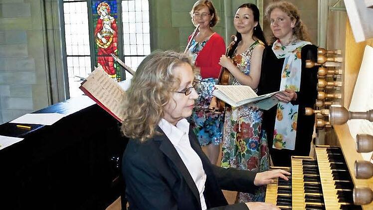 Die Organistin Gabriele Hirsch sowie Angelika Stirner-Ebert (Flöte), Megumi Ikeda (Violine) und Bettina Wagner-Pan (Sopran, von links) gestalteten das letzte Konzert in St. Augustin vor Beginn der Generalsanierung.  Fotos: Jochen Berger