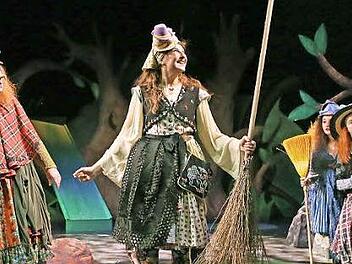 Die kleine Hexe (Anna-Lena Seiler) bekommt nach ihrem verbotenen Besuch auf dem Blocksberg Ärger. Premiere nach Otfried Preußlers Kinderbuchklassiker ist am Samstag. Foto: Henning Rosenbusch
