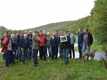 Einsicht vor Ort: Martin Rottenberger vom Wasserwirtschaftsamt (vorne) erklärte den Gemeinderäten und Bürgern, wie die Uferkante an der Saale in Nickersfelden und Roth gebrochen werden soll. Foto: Björn Hein