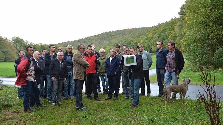 Einsicht vor Ort: Martin Rottenberger vom Wasserwirtschaftsamt (vorne) erklärte den Gemeinderäten und Bürgern, wie die Uferkante an der Saale in Nickersfelden und Roth gebrochen werden soll. Foto: Björn Hein