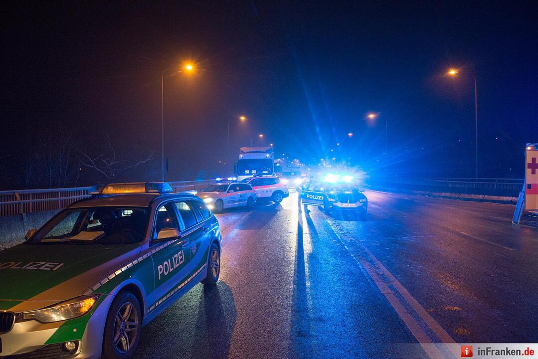 Würzburg: Frau wird in Transporter eingeklemmt und schwer verletztWürzburg in