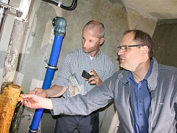 Jirka Skrbek (von links) vom Ingenieurbüro "Schüßler-Plan" und Professor Traugott Scheytt von der TU Berlin begutachten im Schacht vor dem Neuen Rathaus die Ablagerung am Überlauf der Grundwasser-Regulierung. Foto: Ralf Ruppert