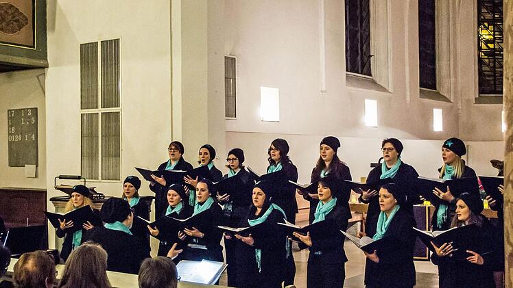 In der Heilig-Kreuz-Kirche begeisterte das "Vocalensemble Coburg" unter der Leitung von Stefanie Berg mit einem außgergewöhnlich vielseitigen Programm. Foto: Jochen Berger