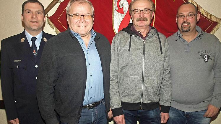 Für ihre Treue zum Feuerwehrverein zeichnete 1. Vorsitzender Stefan Karch (ganz links) weiter von links Franz Stürmer, Friedbert Ankenbrand und Stephan Matuschka aus. Foto: Stefan Geiger