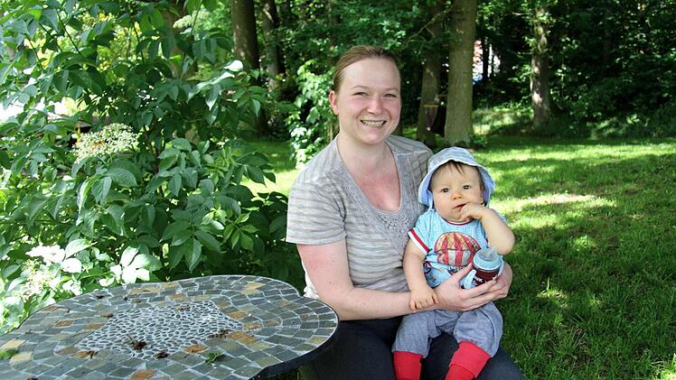 Susanne Hausmann und ihr Sohn Paul an einem der vielen Sitzplätze. Foto: Richard Sänger