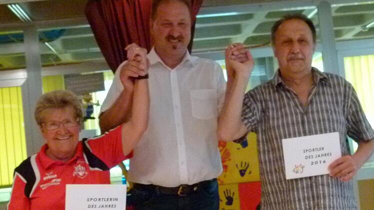Sportlerin des Jahres Helga Beez (links) und Sportler des Jahres Thomas Bürger (rechts) mit Zweitem Bürgermeister Frank Weber.  Foto: Lothar Weidner