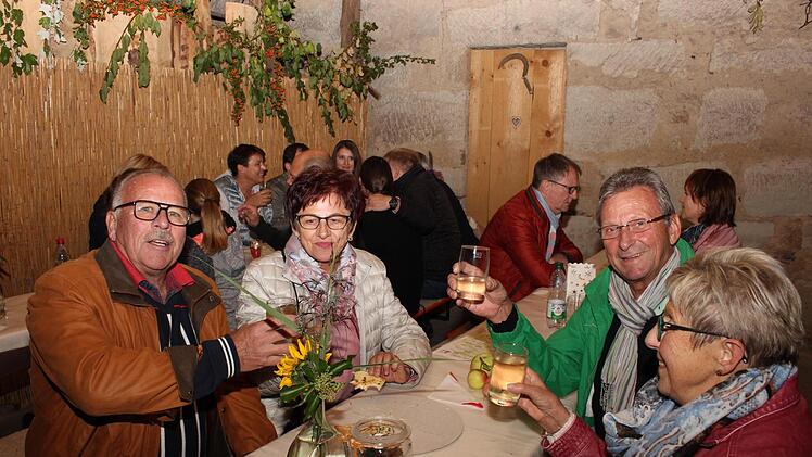 Geselligkeit war beim Höchstadter Weinfest Trumpf.  Foto: Evi Seeger
