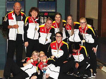 Das erfolgreiche und gl&uuml;ckliche Bamberger Team nach der &Uuml;bergabe der Medaillen und des Pokals f&uuml;r den Weltpokalsieger, hinten v.&nbsp;l.: Betreuer Harald Gr&auml;tzsch, Beata Wlodarczyk, Daniela Kicker, Ioana Antal, Ines Maricic, Carolin Eigler; vorn v.&nbsp;l.: Alina Dollheimer, Sina Bei&szlig;er, Melissa Stark, Corinna Kastner Foto: privat