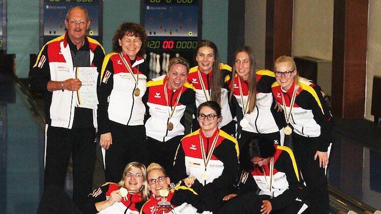 Das erfolgreiche und gl&uuml;ckliche Bamberger Team nach der &Uuml;bergabe der Medaillen und des Pokals f&uuml;r den Weltpokalsieger, hinten v.&nbsp;l.: Betreuer Harald Gr&auml;tzsch, Beata Wlodarczyk, Daniela Kicker, Ioana Antal, Ines Maricic, Carolin Eigler; vorn v.&nbsp;l.: Alina Dollheimer, Sina Bei&szlig;er, Melissa Stark, Corinna Kastner Foto: privat