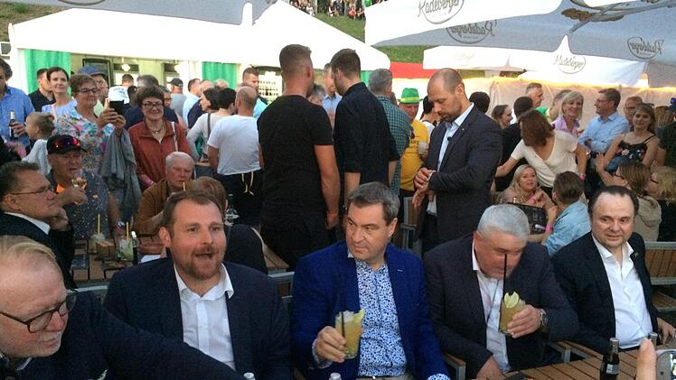 Caipi für die Gäste (von links): Hans Michelbach, Martin Mittag, Markus Söder, OB Norbert Tessmer und Mario Vilalva.Foto: Oliver Schmidt