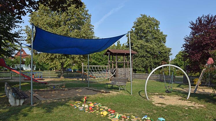 Derzeit werden die Spielgeräte am Spielplatz an der Turnhalle in Wonfurt geprüft. Notfalls werden einige Geräte ausgetauscht.