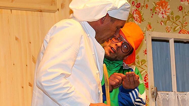 Kalle (Jan Haffner)  zeigt dem  Chefkoch Paul (Edmund Welsch) die L&ouml;cher f&uuml;r den holl&auml;ndische K&auml;se. Foto: Gerd Klemenz