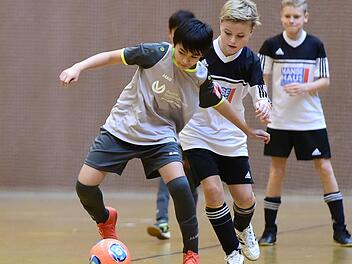 Bei der Futsal Kreismeisterschaft behauptet in der U_13 Roque Plumschai (links) vom der SG Bad Neustadt gegen Fuchsstadts Jonas Potschka den Ball. Beide Teams fahren zur Bezirksmeisterschaft.Anand Andres
