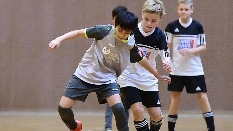 Bei der Futsal Kreismeisterschaft behauptet in der U_13 Roque Plumschai (links) vom der SG Bad Neustadt gegen Fuchsstadts Jonas Potschka den Ball. Beide Teams fahren zur Bezirksmeisterschaft.Anand Andres